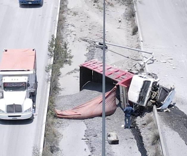 Vuelca camión con 20 toneladas de grava en Escobedo, Nuevo León