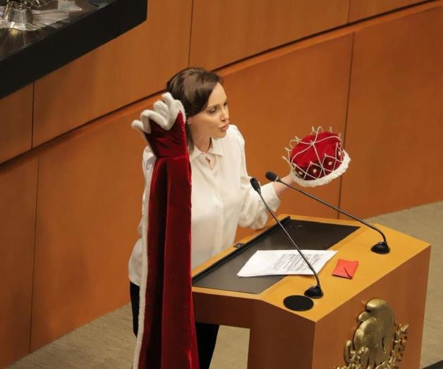 ´Aquí le traigo a Noroña su capita y corona de reyezuelo´