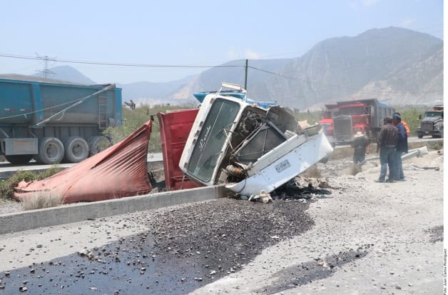 Vuelca camión con 20 toneladas de grava en Escobedo, Nuevo León