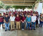 Entrega Nataly los kits de la Juventud
