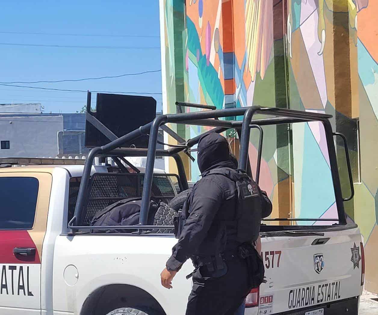 Sorprendido haciendo sus necesidades en vía pública es detenido