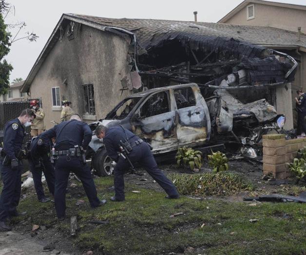 Mueren empleados de agencia musical: Avioneta se estrella  sobre un vecindario