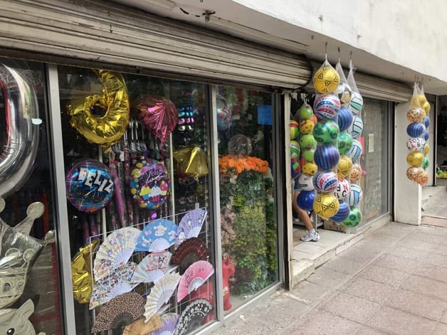 Sufren comercios con invasión china