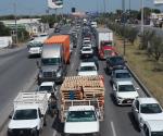 Quedan conductores atrapados en el tráfico de la carretera Reynosa-Río Bravo; recarpeteo provoca largas filas.