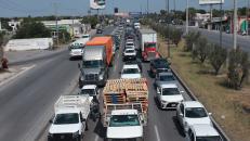 Quedan conductores atrapados en el tráfico de la carretera Reynosa-Río Bravo; recarpeteo provoca largas filas.">