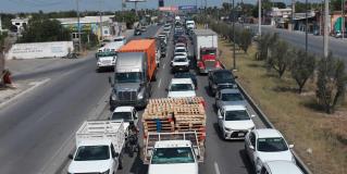 Quedan conductores atrapados en el tráfico de la carretera Reynosa-Río Bravo; recarpeteo provoca largas filas.