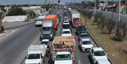Quedan conductores atrapados en el tráfico de la carretera Reynosa-Río Bravo; recarpeteo provoca largas filas.