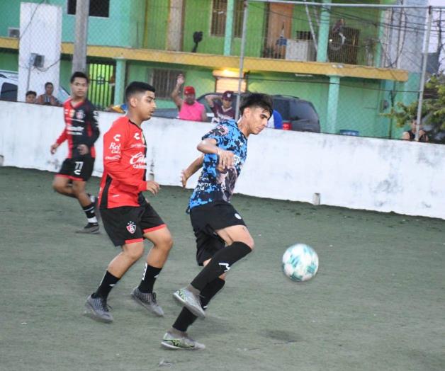 Disputan cima de la Dominical