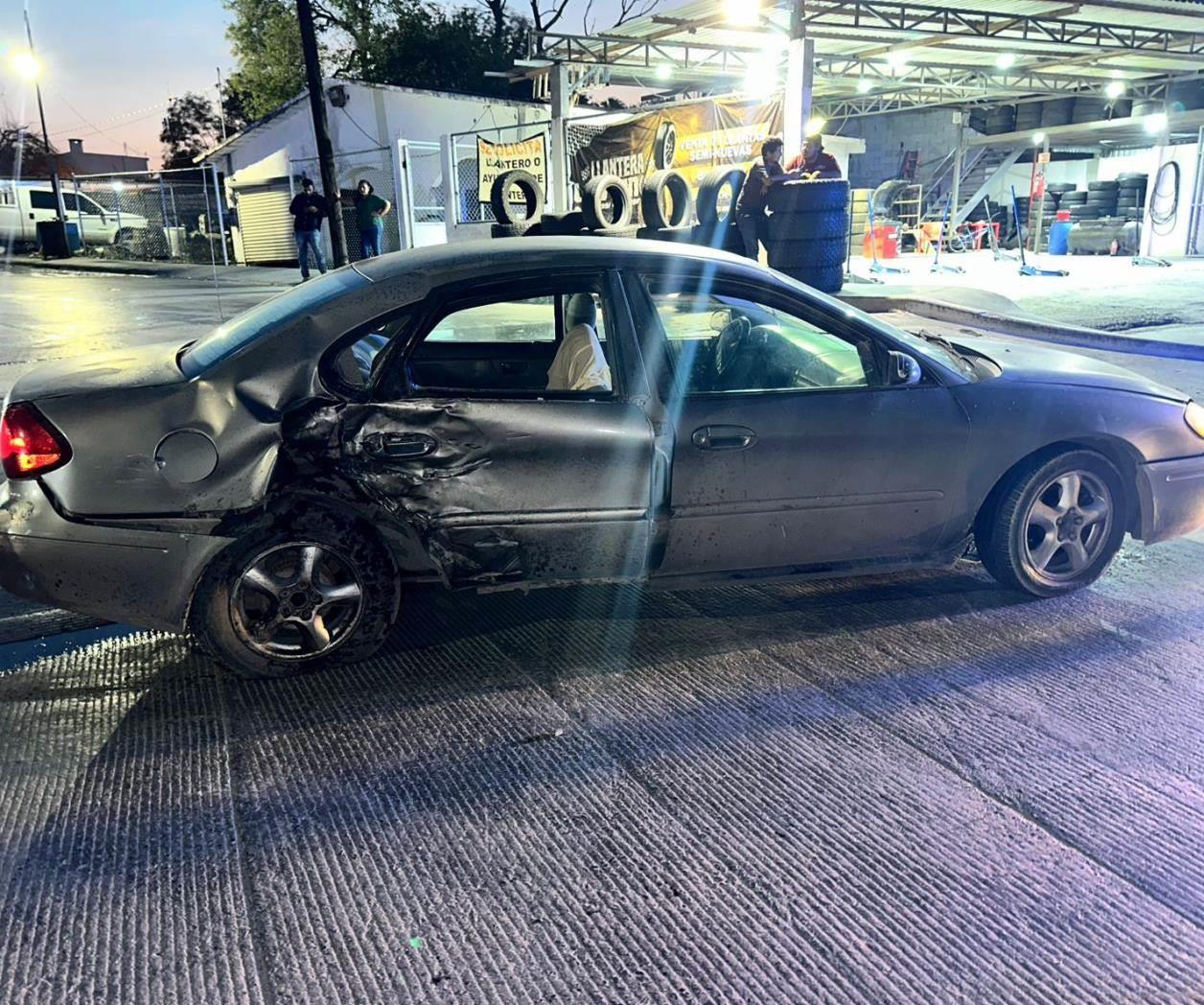 Se atraviesa auto a motociclista y choca