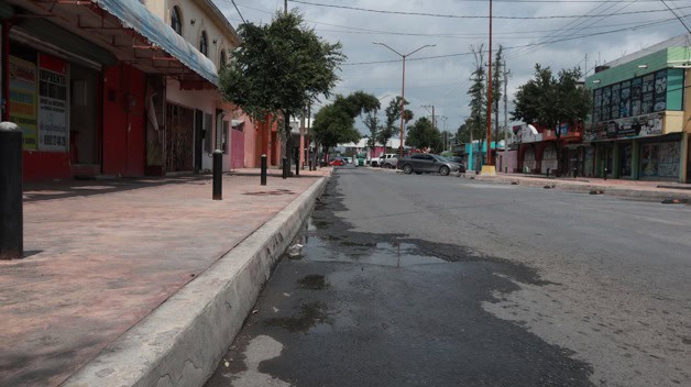 Molesta fuga de agua potable en la Calle Oaxaca de Colonia Rodr&iacute;guez