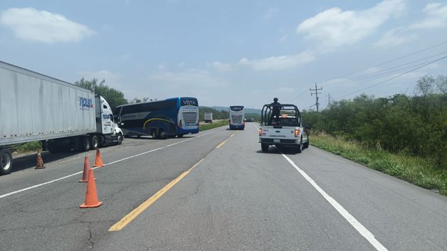 Obstrucción en Carretera Victoria-Monterrey por volcadura de tráiler con piñas Obstrucción en Carretera Victoria-Monterrey por volcadura de tráiler con piñas