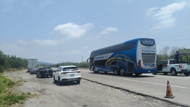 Obstrucción en Carretera Victoria-Monterrey por volcadura de tráiler con piñas Obstrucción en Carretera Victoria-Monterrey por volcadura de tráiler con piñas