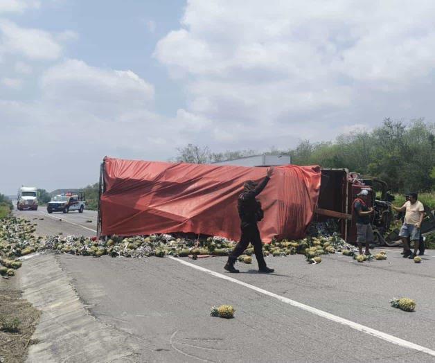 Obstrucción en Carretera Victoria-Monterrey por volcadura de tráiler con piñas Obstrucción en Carretera Victoria-Monterrey por volcadura de tráiler con piñas