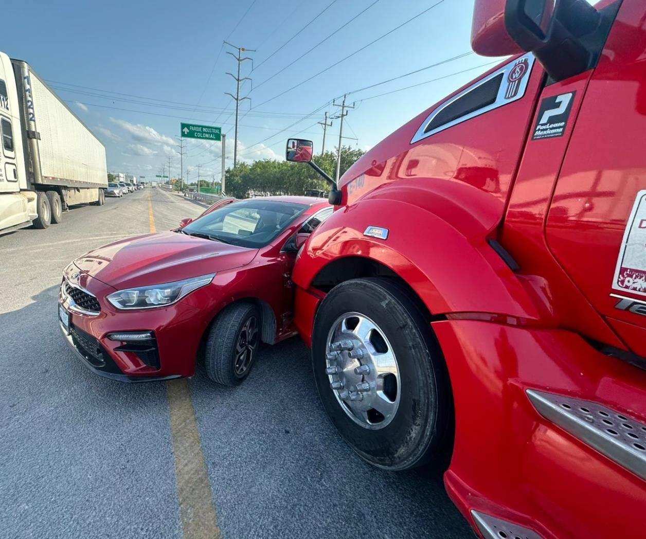 Choque entre auto y tráiler en Libramiento del puente internación Reynosa-Pharr