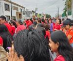 Realizan plantón maestros frente al edificio del Crede Reynosa