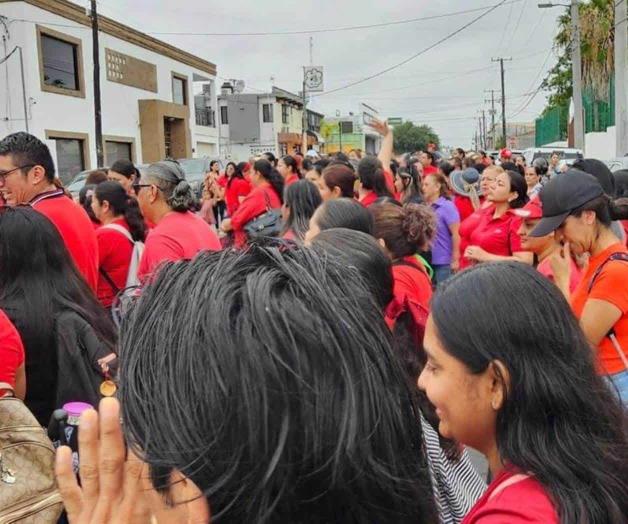Realizan plantón maestros frente al edificio del Crede Reynosa
