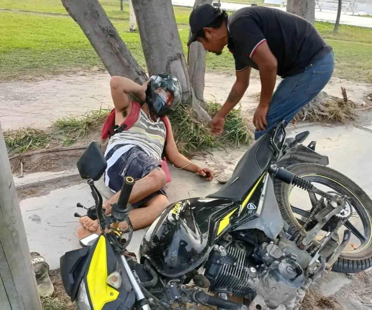 Motociclista lesionado al proyectarse contra poste