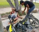 Motociclista lesionado al proyectarse contra poste
