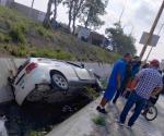 Cae mujer a canal de desagüe