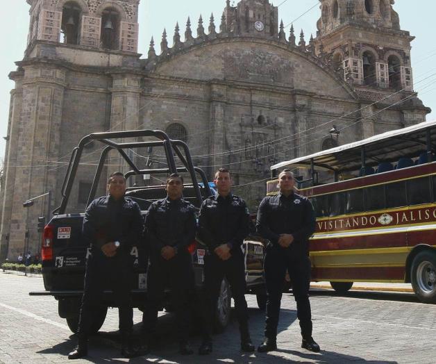 Polic&iacute;as tapat&iacute;os rescatan a 16 personas de incendio en Guadalajara