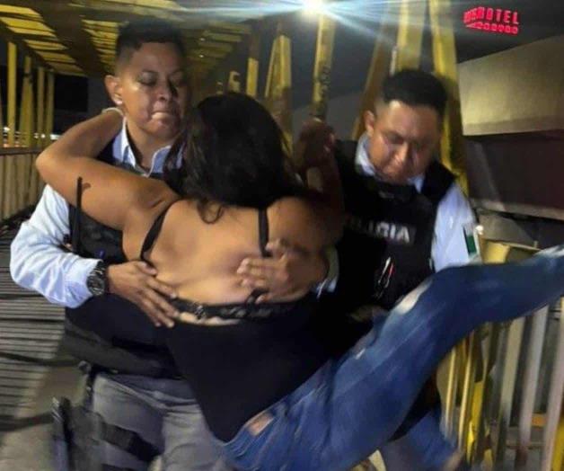 Rescatan a mujer que intentaba lanzarse desde puente peatonal en Monterrey