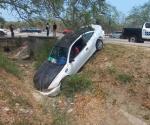Da vuelta en ´U´ y cae a canal pluvial