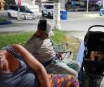 Pareja acaba borrachera en la plaza