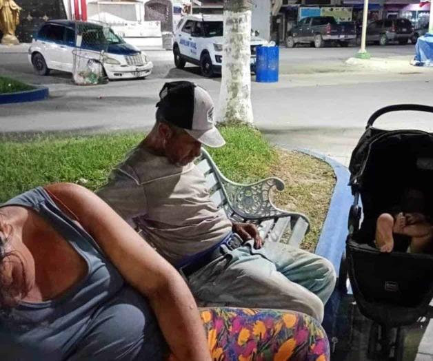 Pareja acaba borrachera en la plaza Pareja acaba borrachera en la plaza
