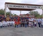 Visitan alumnos a los bomberos