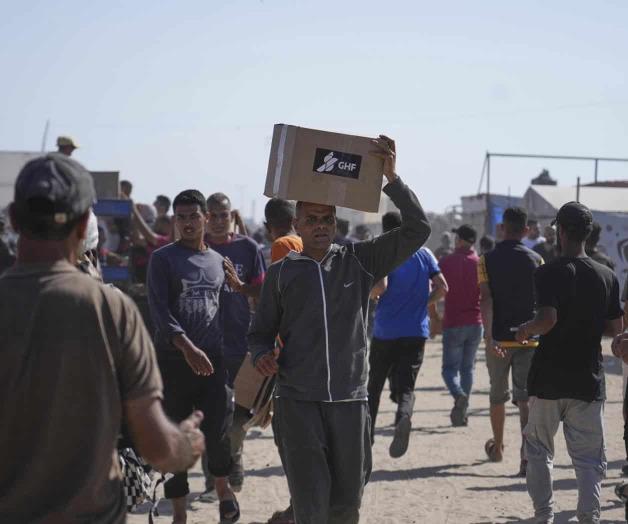 Palestinos abruman centro de alimentos en Gaza; soldados israelíes efectúan tiros de advertencia Palestinos abruman centro de alimentos en Gaza; soldados israelíes efectúan tiros de advertencia