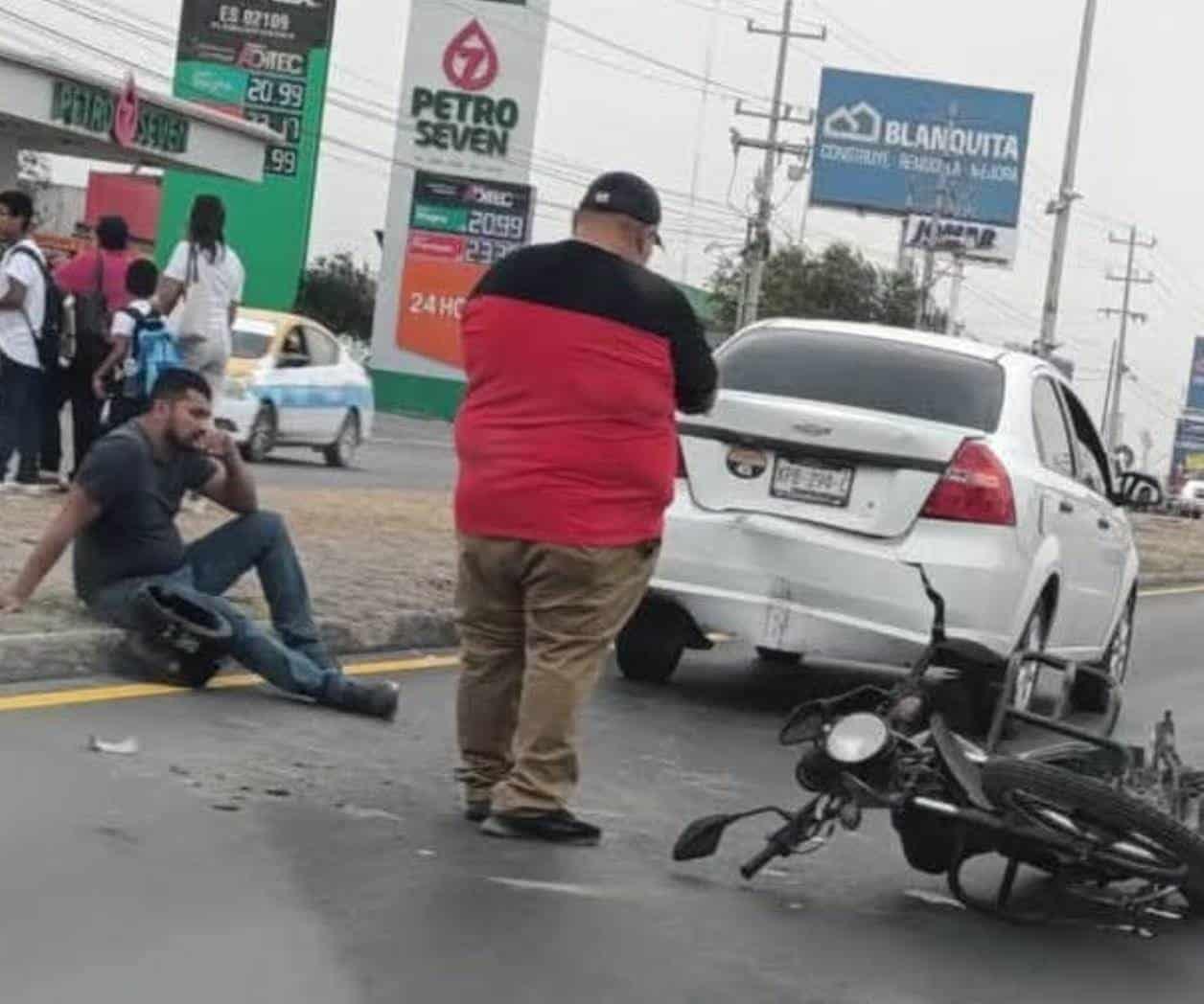 Se impacta en moto contra un automóvil en Libramiento Monterrey-Reynosa