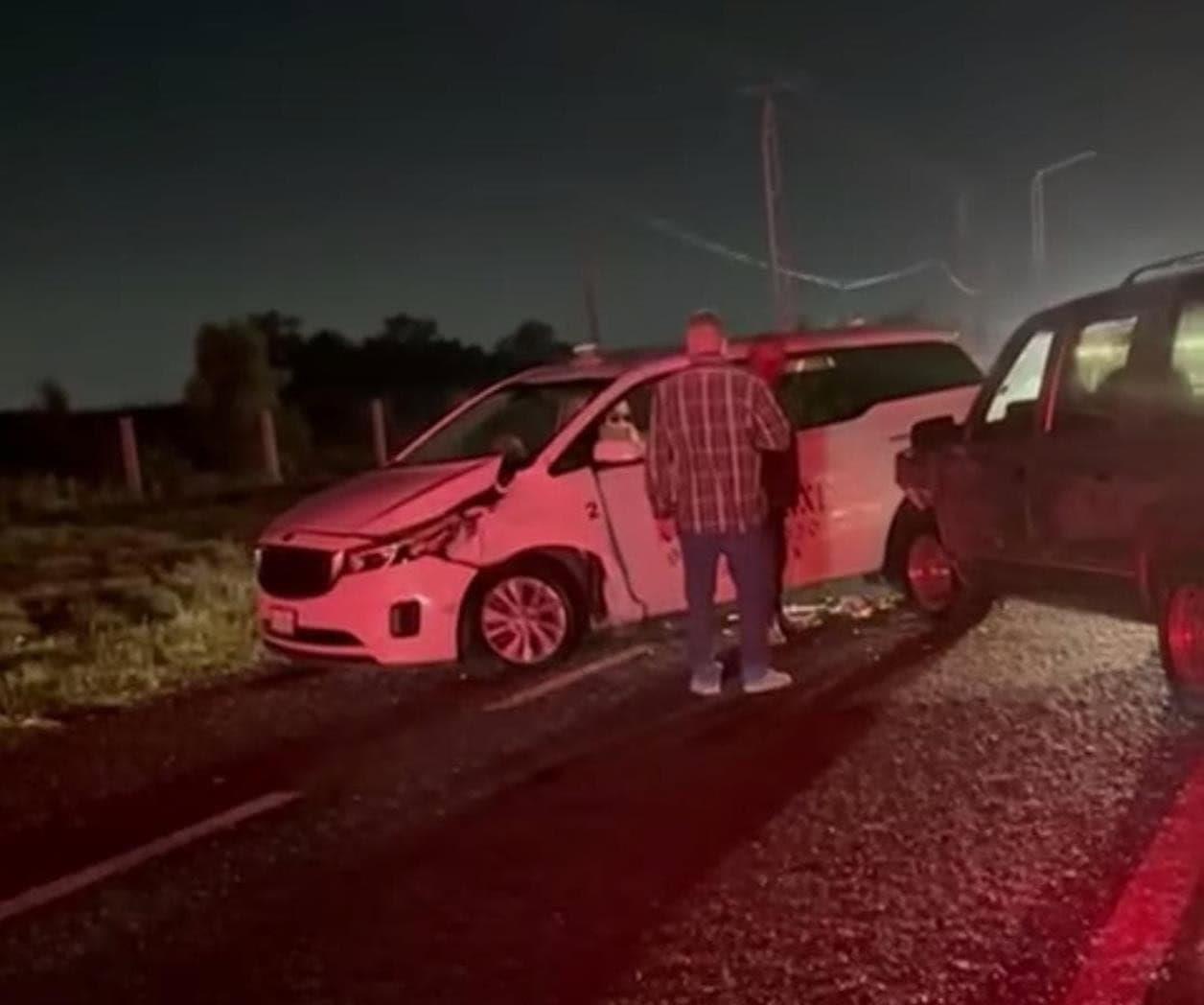 Invade carril y choca a taxi