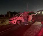Invade carril y choca a taxi