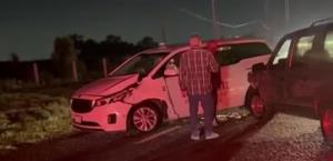 Invade carril y choca a taxi