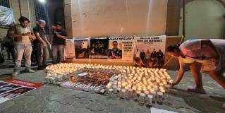 Familiares y amigos de los jóvenes artistas del grupo fugitivo, quienes se encuentran en calidad de desaparecidos, acudieron a las iglesias de nuestra señora de Guadalupe de la ciudad de Reynosa a colocar veladoras.