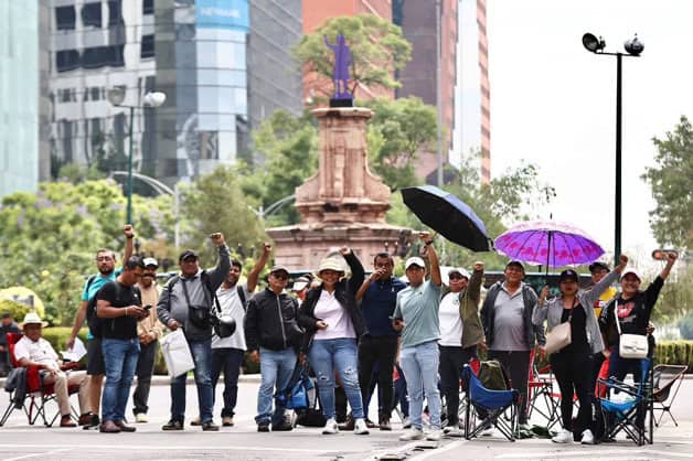 Docentes de la CNTE bloquean Paseo de la Reforma