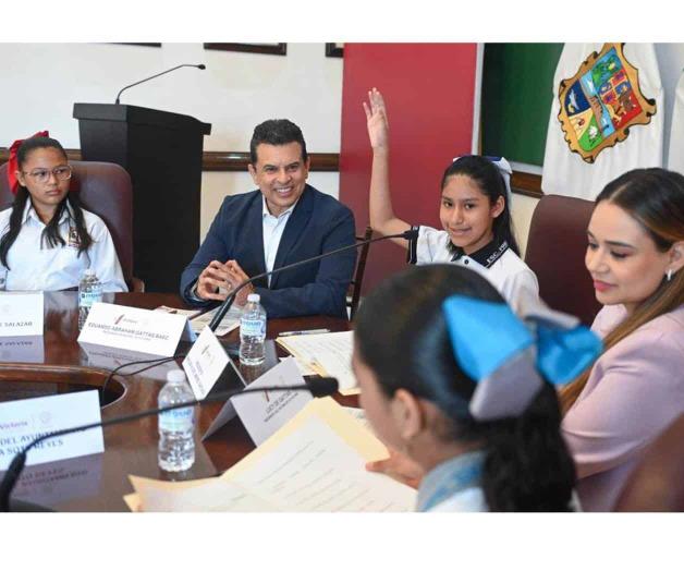 Niños toman la sala de cabildo Niños toman la sala de cabildo