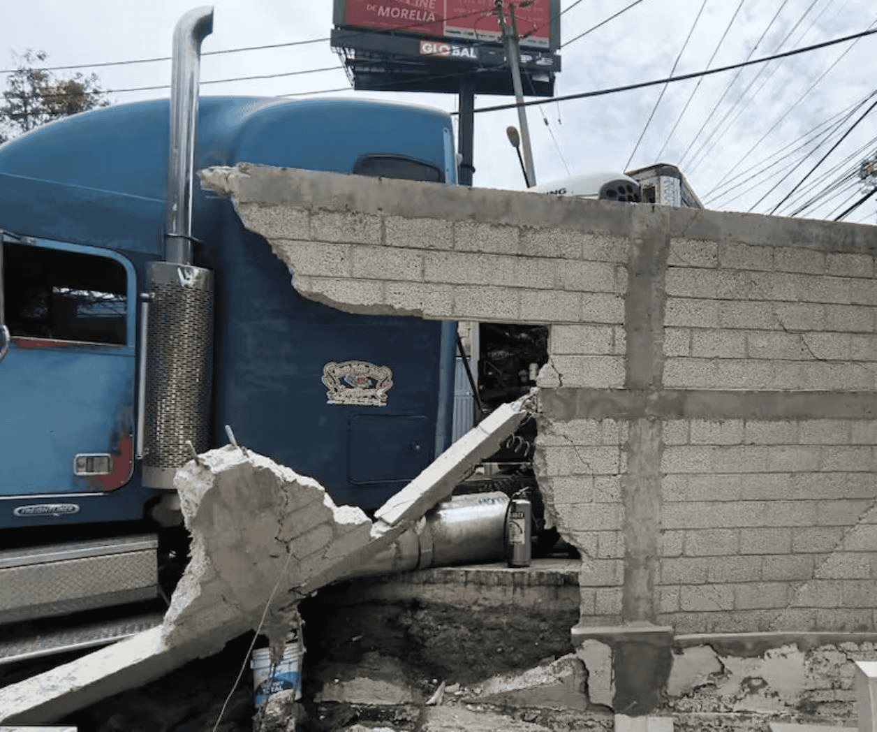 Tráiler con melones se impacta contra muro de panteón en CDMX