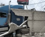 Tráiler con melones se impacta contra muro de panteón en CDMX