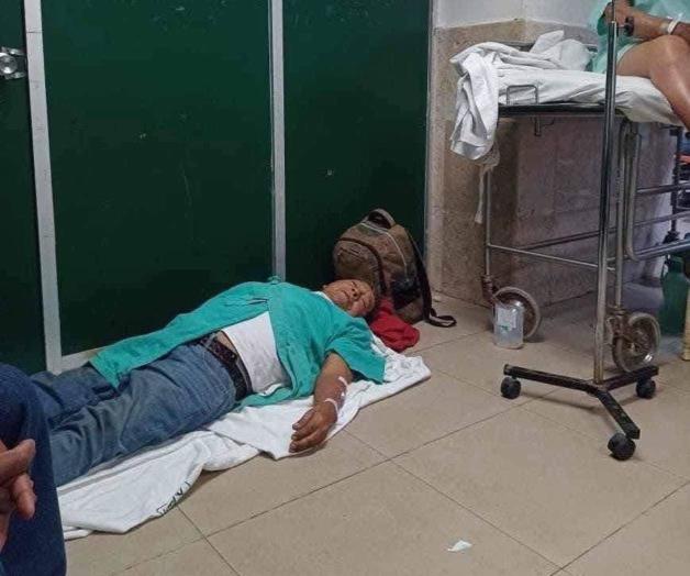 Acusan renta de camillas en IMSS