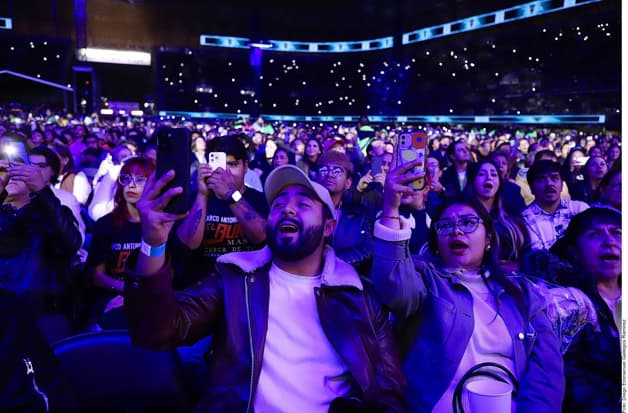 Marco Antonio Solís emociona a 65 mil fans en concierto en Ciudad de México Marco Antonio Solís emociona a 65 mil fans en concierto en Ciudad de México