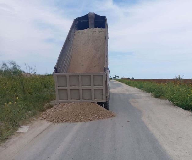 Aplican caliche en la brecha 40