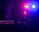 Rescata policía a una mujer de auto en llamas