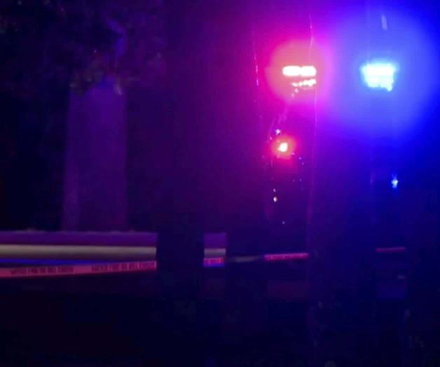 Rescata policía a una mujer de auto en llamas Rescata policía a una mujer de auto en llamas