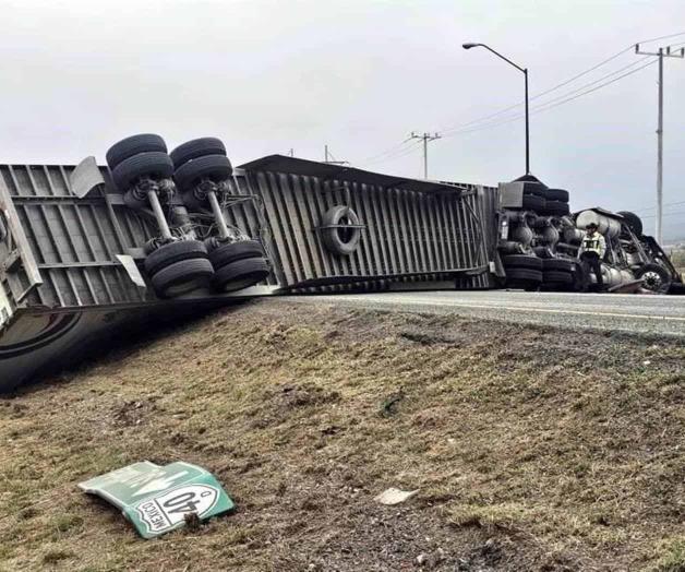 Volcadura de tr&aacute;iler cierra circulaci&oacute;n hacia Monterrey