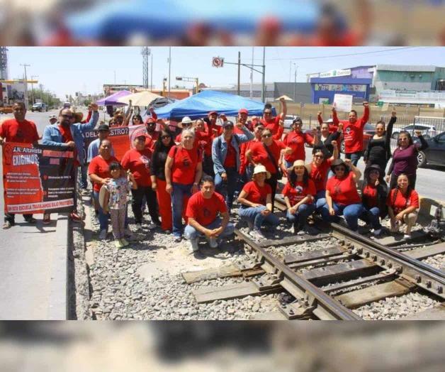 Maestros de Chihuahua bloquean vías del tren Maestros de Chihuahua bloquean vías del tren