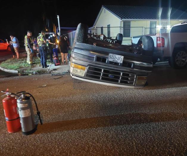Colisiona vehículo contra una Escalade y se vuelca Colisiona vehículo contra una Escalade y se vuelca