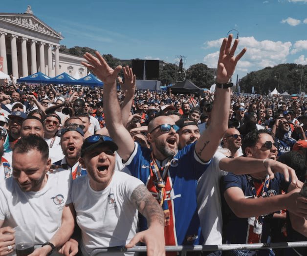 Aficionados del Inter de Milán y del París Saint-Germain se enfrentan Aficionados del Inter de Milán y del París Saint-Germain se enfrentan