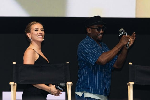 Scarlett Johansson deslumbra en la presentaci&oacute;n de Jurassic World Renace en CCXP M&eacute;xico 2025