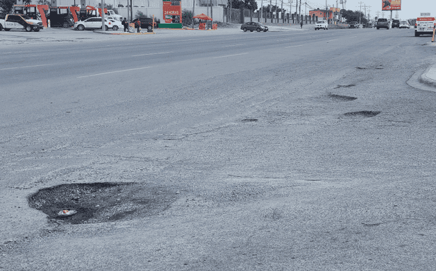 Baches en acceso de plaza comercial de Reynosa Baches en acceso de plaza comercial de Reynosa